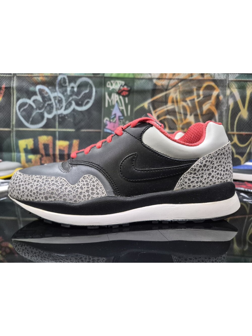 Nike Air Safari LE Low Top Lace Up Sneakers Dark Grey/Black/Crimson 371740-002